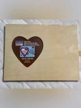 Heart Photo Frame, NWT, Natural Wood, Hold a 3.5”photo, paint it or natural look